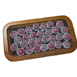 Ciondoli fai da te in pietra preziosa di fiore di prugno, accessori rosa per gioielli fatti a mano.