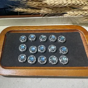 Primo piano di accessori per gioielli fai da te in metallo con pietre preziose blu.