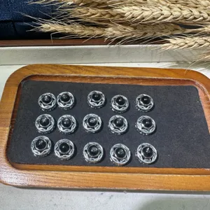Set di accessori DIY rotanti in metallo con gemma nera per creazioni artigianali e gioielli.