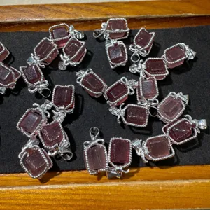 Colgantes de caja de regalo de cuarzo fresa natural, vista detallada para joyería DIY.