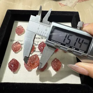 Natürlicher Erdbeerquarz geschnitzter Fuchs Perle Detail Messung mit Messschieber für DIY Schmuck