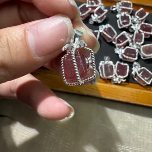 Colgante de caja de regalo de cuarzo fresa natural, detalle de joyería de plata exquisito.