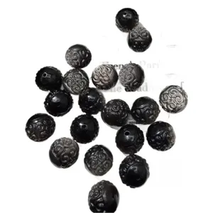 Perles en pierre d'obsidienne naturelle sculptées avec des motifs traditionnels pour bijoux.