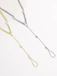 Detailansicht mehrlagige Metall Handkette Armband mit feinen Kristallbesatz in Gold und Silber.
