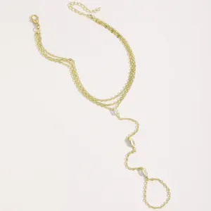 Goldene mehrlagige Handkette Armband mit zarten Kristallakzenten für Damen Mode.