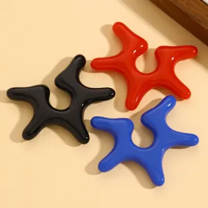Sternförmige Ohrklemmen in Schwarz, Rot, Blau, trendiges flüssiges Design ohne Ohrlöcher.