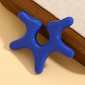 Blaues flüssiges Stern Ohrklammer Oversized Clip Ohrring avant-garde Modeschmuck Detailansicht