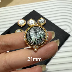 Close-up detail of the 21mm natural pearl mother-of-pearl Zaki Ram pendant DIY jewelry accessory.