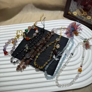 Set di ciondoli per telefono in cristallo e gemme con perle occhio di tigre e acquamarina.