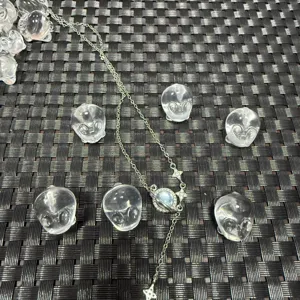 Hermosa escultura de conejo de cristal de cuarzo transparente con collar de planeta.