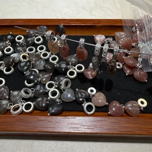 Natürlicher Mondstein Sonnenstein herzförmig geschnitzte Edelstein Schmuck Zubehör Großhandel.