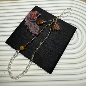 Ciondolo per telefono in perline di cristallo con nappe colorate e perle ambra, accessorio.