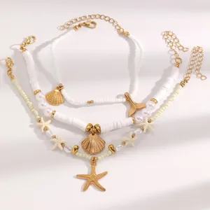 Λεπτομερής λήψη πολυεπίπεδης boho αλυσίδας ποδιού παραλίας με κοχύλια, αστέρια και χρυσό.