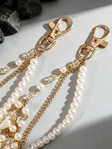 Detail van de meerlaagse parelketting, close-up van gouden karabijnsluiting en fijne kralen.