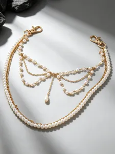 Detail van meerlagige kunstparel goudkleurige broekketting, chique retro streetwear.