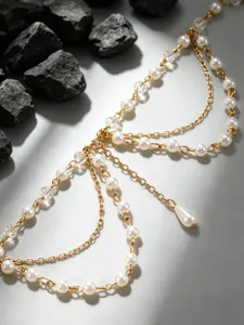 Prachtige meerlaagse parel- en kristallen gouden broekketting, prachtig sieradendetail.