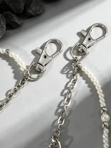 Detailopname van de Parel metalen ketting met gladde kunstparels en stevige zilveren karabijnsluitingen.
