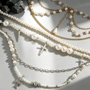 Meerlaagse perlen- en metalen broekketting met kruis- en spijkerhangers voor streetwear.