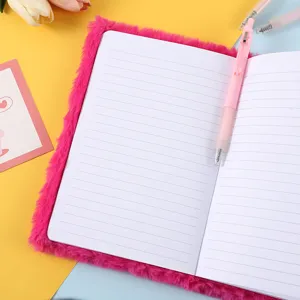 Roze pluche notitieboekje met gelinieerde pagina's en pen voor school en dagelijkse notities.
