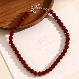 Collier ras de cou vintage en perles de verre bordeaux rondes, bijou uni empilable.