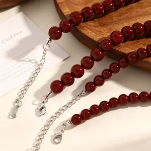 Collier de perles bordeaux rétro avec chaîne d'extension argentée et fermoir mousqueton.