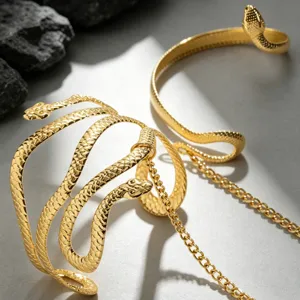 Dettaglio catena da braccio a serpente d'oro, polsino multicuche con catena a nappa stile.