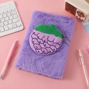 Süßes lila Plüsch-Notizbuch mit 3D-Frucht-Münzbeutel, weiches flauschiges Journal für Kinder.