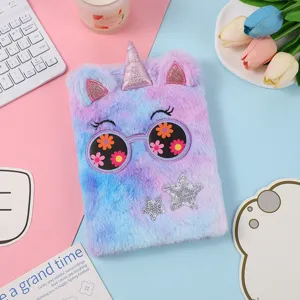 Carnet peluche licorne duveteux avec lunettes de soleil, journal intime mignon pour filles.