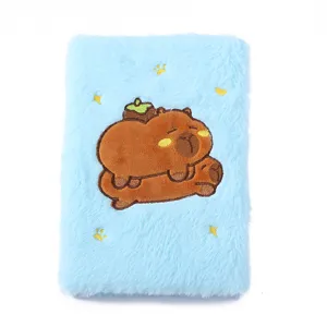 Flauschiges Plüsch Notizbuch Detail mit niedlichem gesticktem Capybara Motiv auf hellblauem Cover.