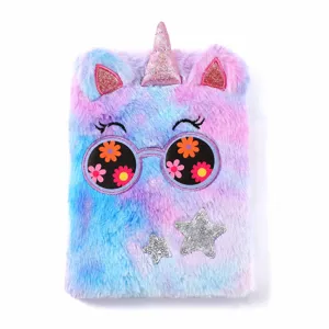 Carnet en peluche licorne avec lunettes de soleil et étoiles, journal intime mignon.
