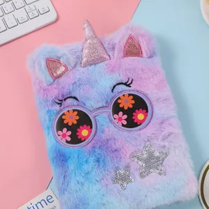 Carnet licorne pelucheux avec couverture douce, lunettes brodées et paillettes brillantes.