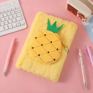 Niedliches Plüsch Ananas Notizbuch mit flauschigem Einband und Tasche, Detailansicht Tagebuch.