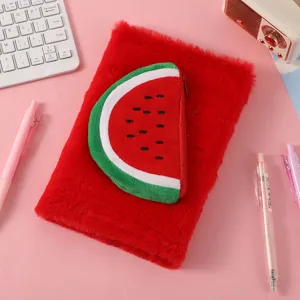Plüsch Wassermelone Notizbuch Detailansicht, süßes flauschiges Frucht Tagebuch auf Rosa.