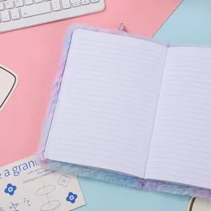 Carnet en peluche tie-dye pastel avec motif de licorne, pages lignées pour journal intime.