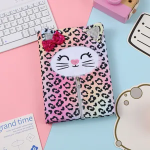 Quaderno in peluche con zip, simpatiche orecchie di gatto e bellissimo design leopardato.