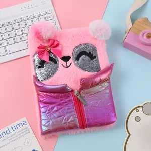Primo piano di un simpatico taccuino di peluche rosa con occhi glitterati e bella giacca.
