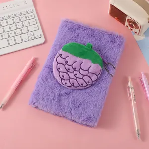 Lila Plüsch-Notizbuch mit süßem 3D-Frucht-Applikations-Detail und flauschiger Textur