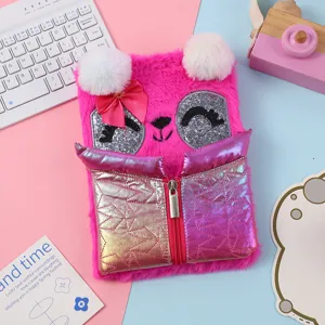Carino taccuino peluche design giacca, orecchie ponpon soffici e dettagli brillanti per diario.