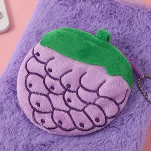 Lila Plüsch Frucht Münzbeutel Detailaufnahme, weiches flauschiges Notizbuch Plüsch.