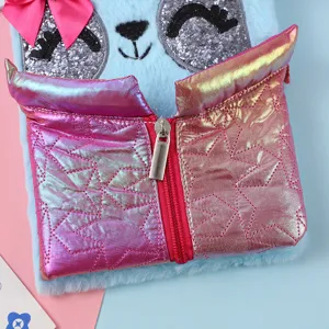 Grazioso taccuino in peluche con design di giacca alla moda, copertina morbida e dettaglio zip.