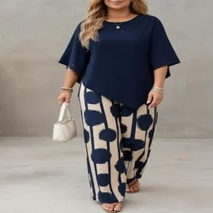 Vista dettagliata dell'elegante set da donna con top blu scuro e pantaloni stampati.