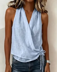 Débardeur croisé sans manches col V bleu clair avec liens style élégant gros plan