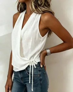 Haut cache-cœur blanc sans manches élégant avec col en V et lien latéral léger.