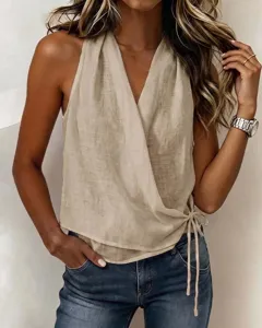 Vue détaillée d'un haut dos-nu croisé sans manches beige chic assorti à un jean, style élégant.