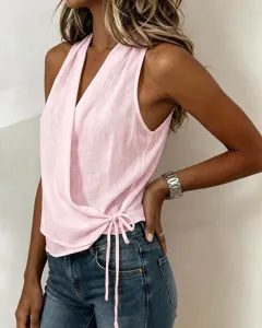 Gros plan sur le top rose sans manches à col V avec un design de cordon latéral chic.