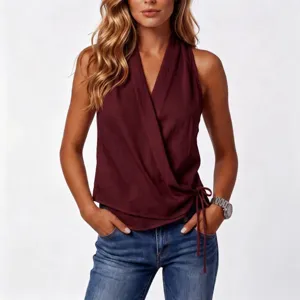 Top sans manches cache-cœur col V pour femme avec lien noué, élégant haut d'été chic.