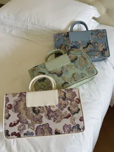 Detailansicht handgefertigter bestickter Pailletten-Abendtaschen mit schönen Blumenmustern.