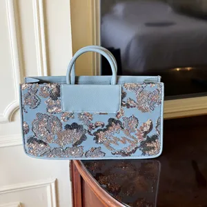 Hellblaue Handtasche aus Leder mit Pailletten, handgemachte Perlen Clutch Detailansicht.