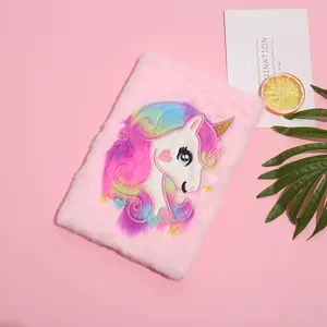 Grazioso taccuino unicorno rosa peluche con copertina ricamata colorata per appunti scolastici.