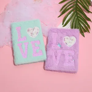Détail de carnet pelucheux à sequins avec couverture douce et design cœur brillant.